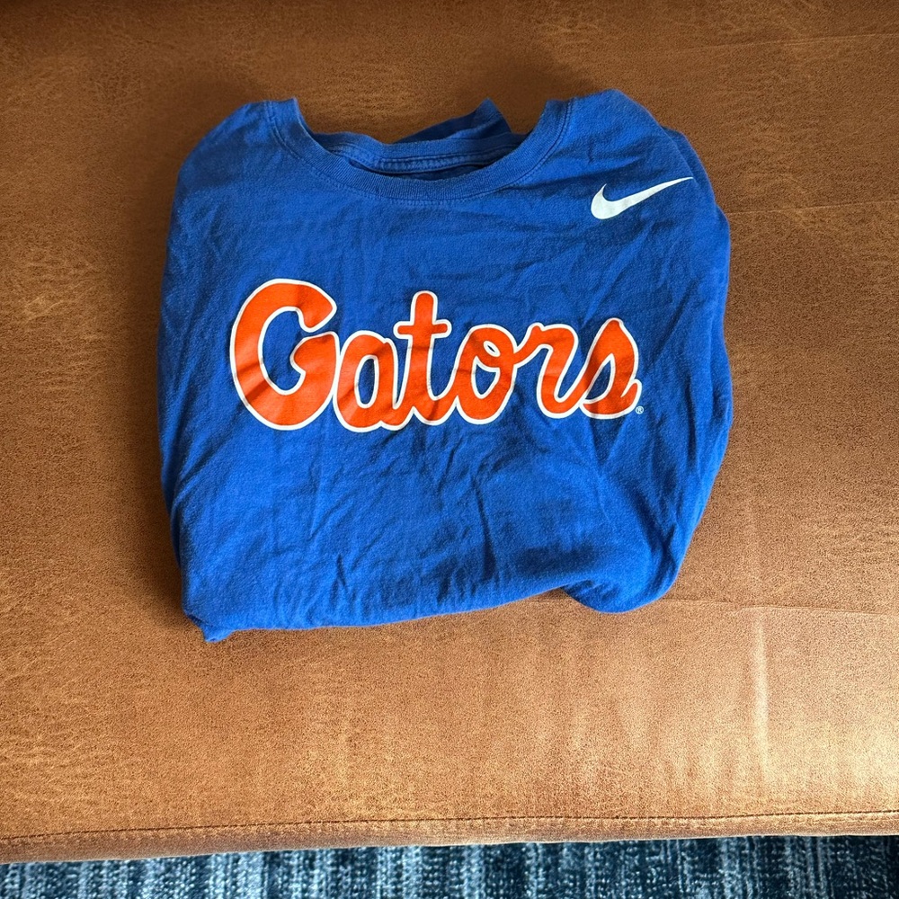 Distressed/worn University of Florida Gators College T Shirt